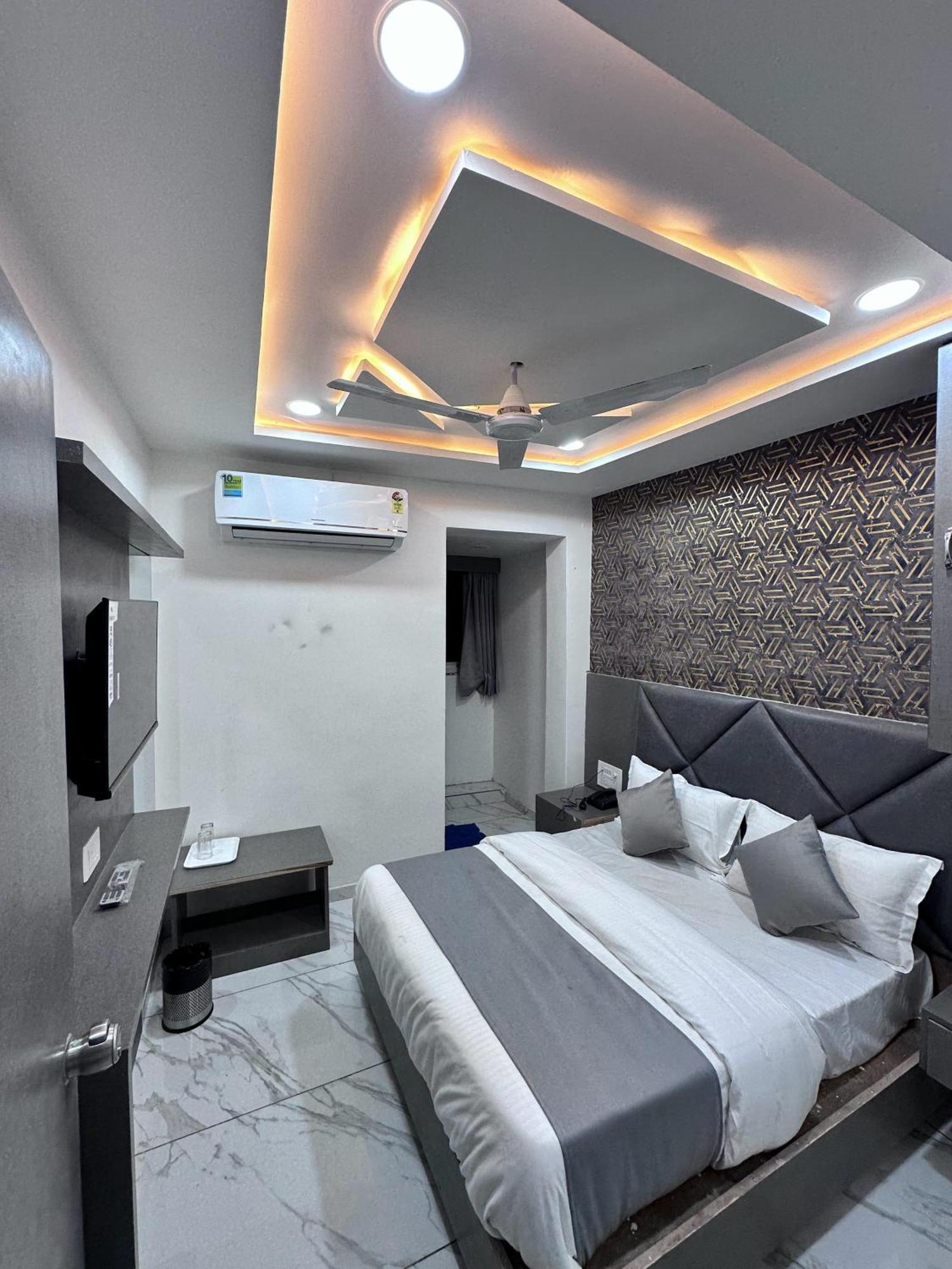 Hotel The Pacific Ahmedabad Airport ภายนอก รูปภาพ