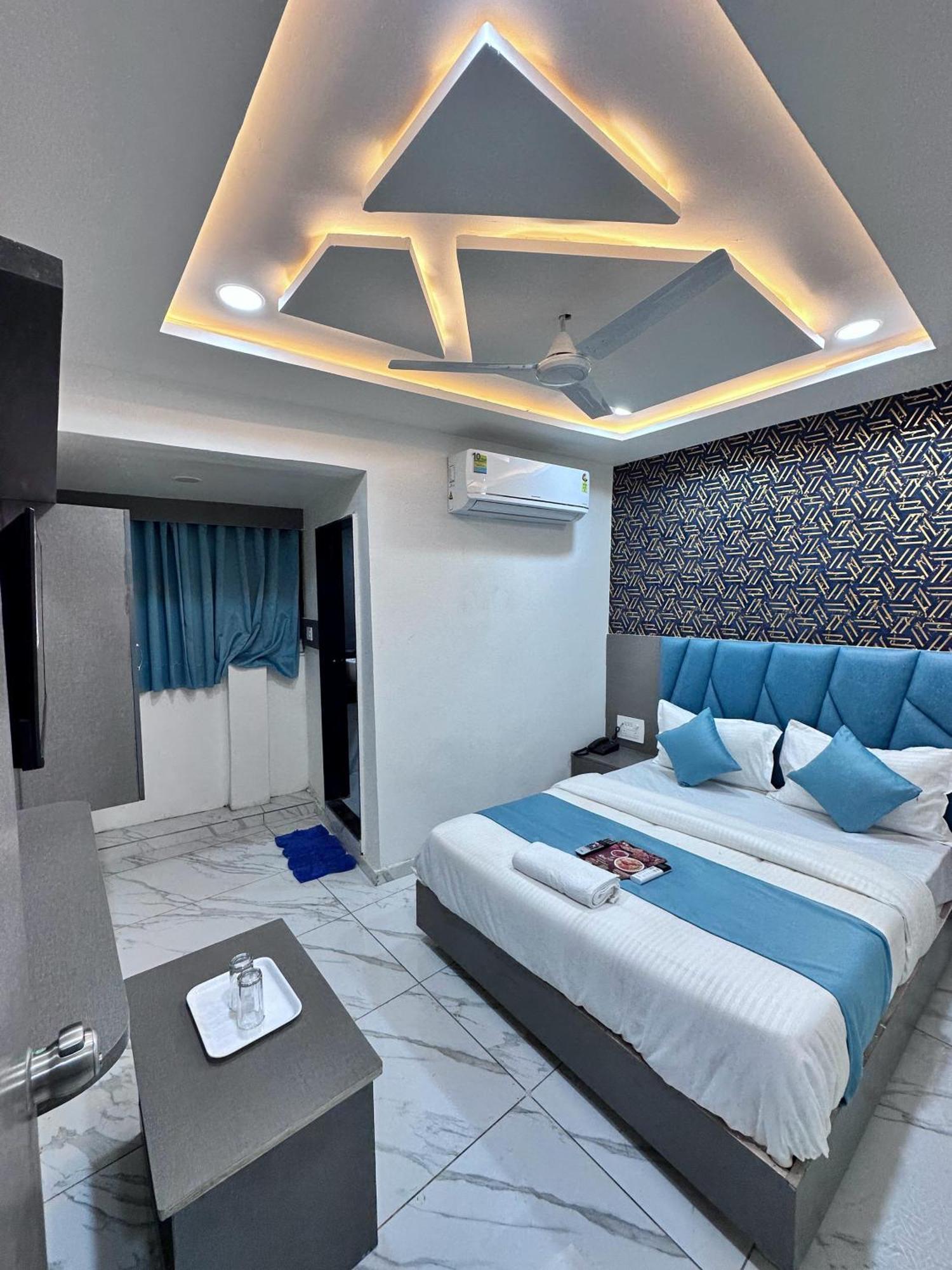 Hotel The Pacific Ahmedabad Airport ภายนอก รูปภาพ