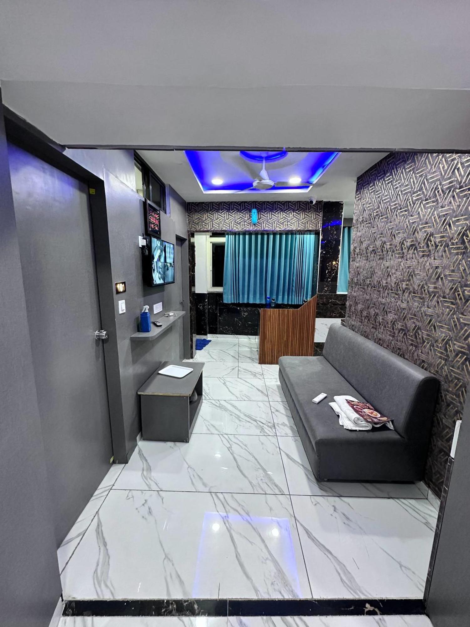 Hotel The Pacific Ahmedabad Airport ภายนอก รูปภาพ