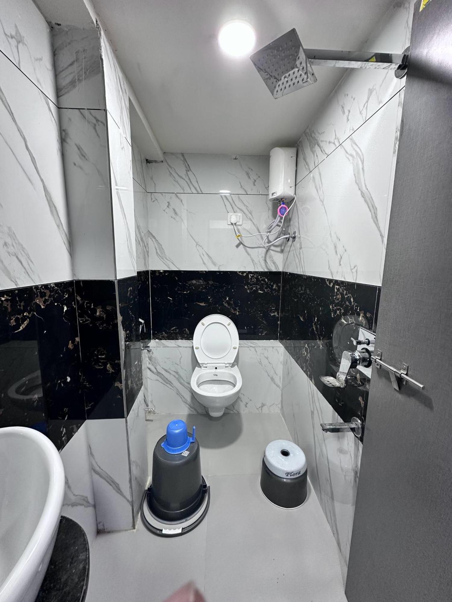 Hotel The Pacific Ahmedabad Airport ภายนอก รูปภาพ