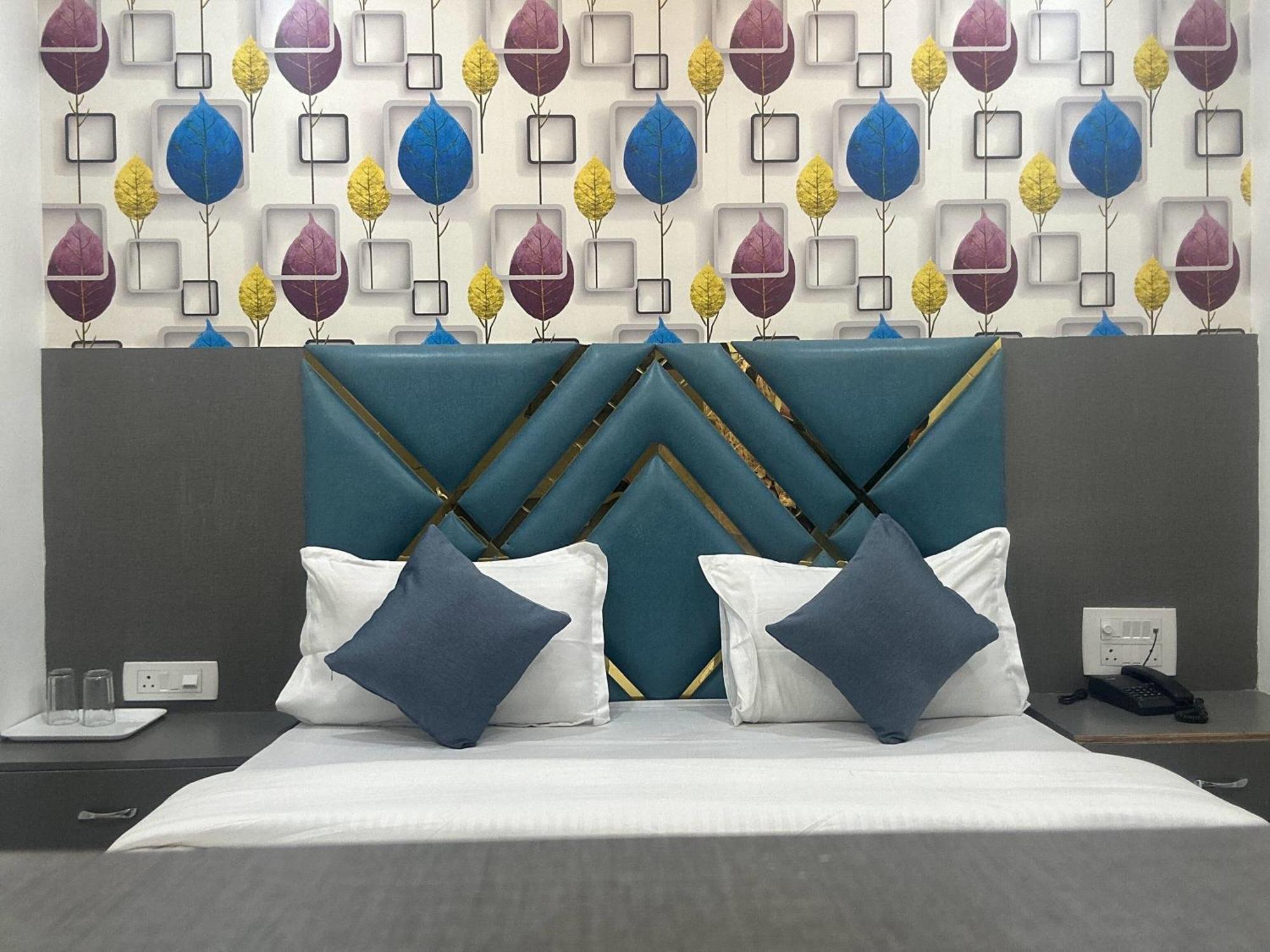 Hotel The Pacific Ahmedabad Airport ภายนอก รูปภาพ