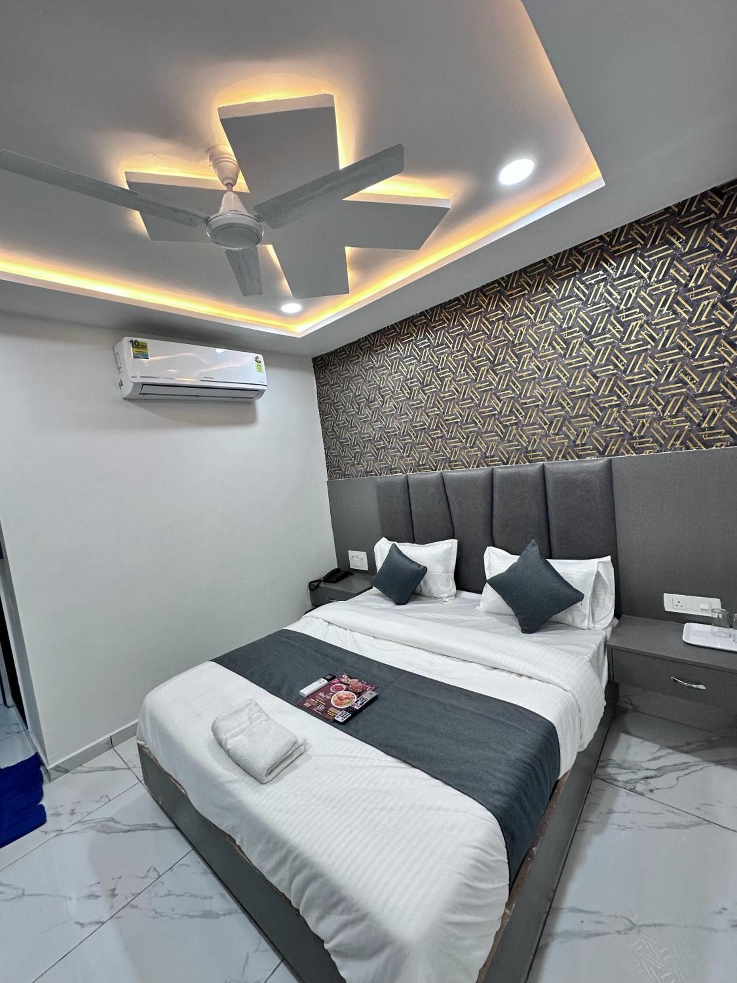 Hotel The Pacific Ahmedabad Airport ภายนอก รูปภาพ