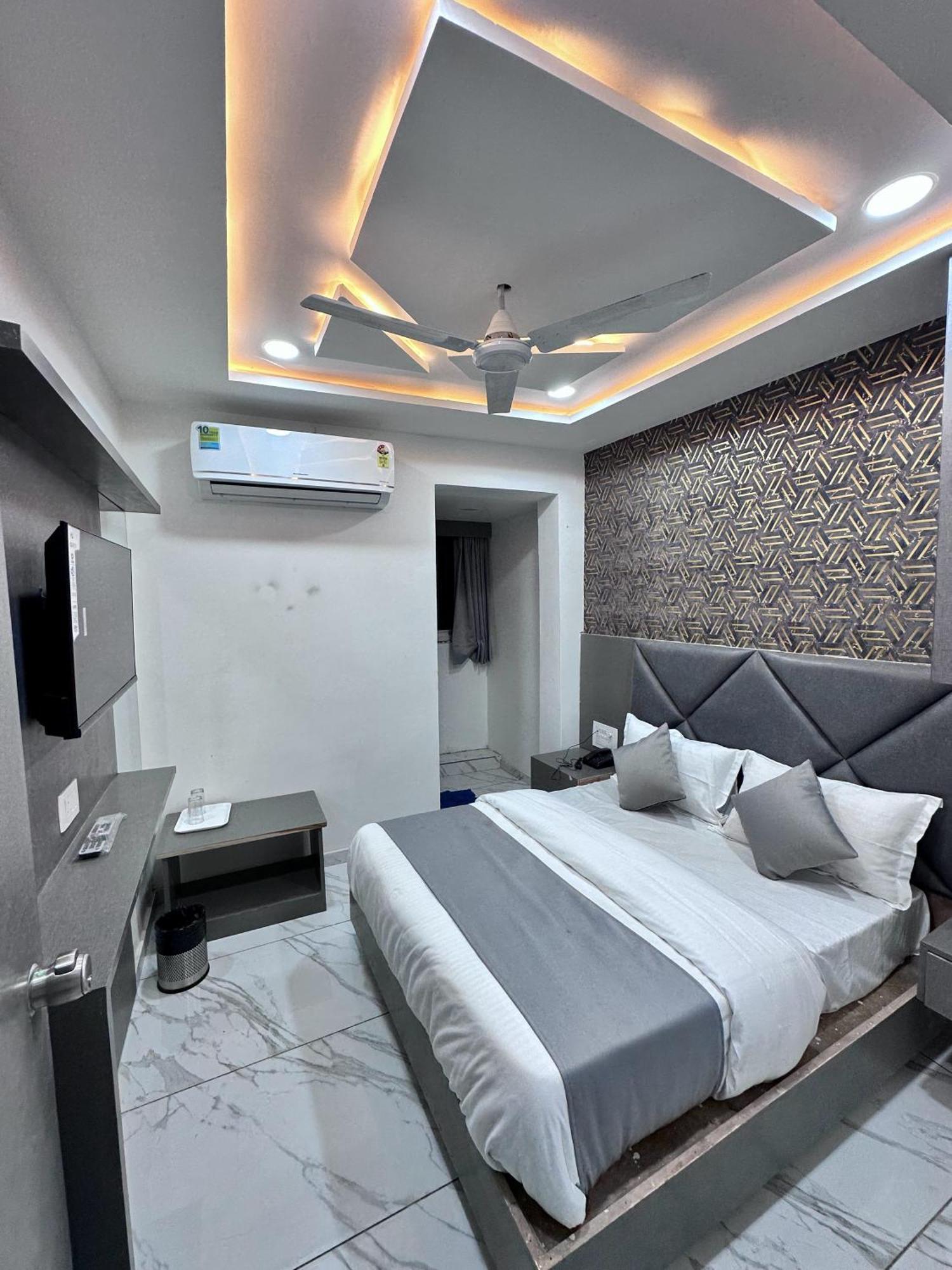 Hotel The Pacific Ahmedabad Airport ภายนอก รูปภาพ