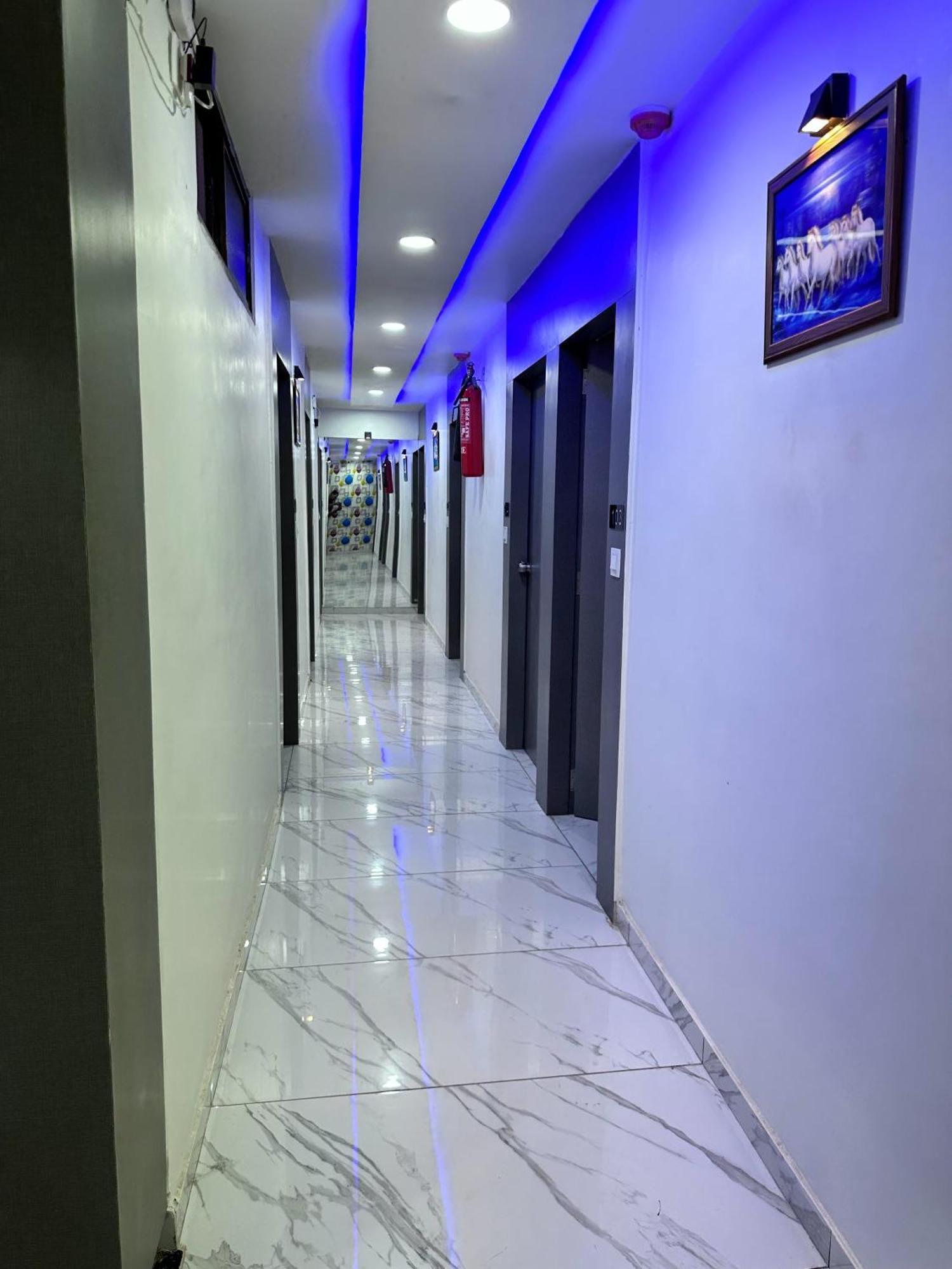 Hotel The Pacific Ahmedabad Airport ภายนอก รูปภาพ