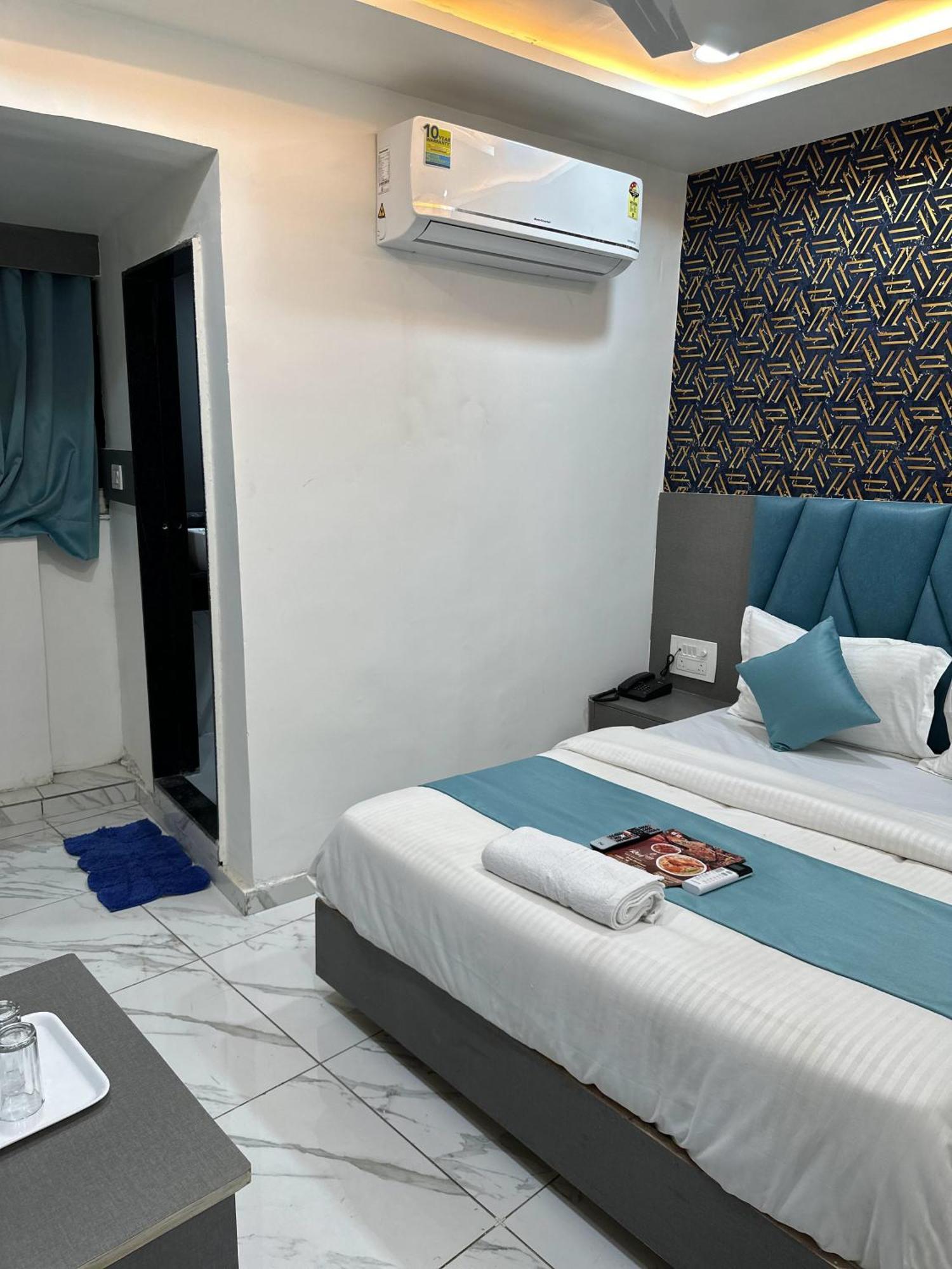 Hotel The Pacific Ahmedabad Airport ภายนอก รูปภาพ