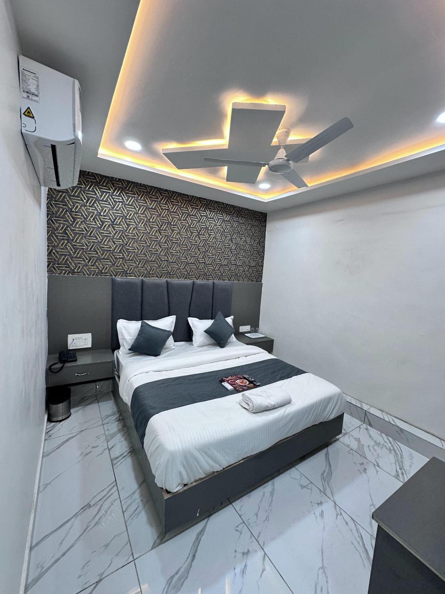 Hotel The Pacific Ahmedabad Airport ภายนอก รูปภาพ