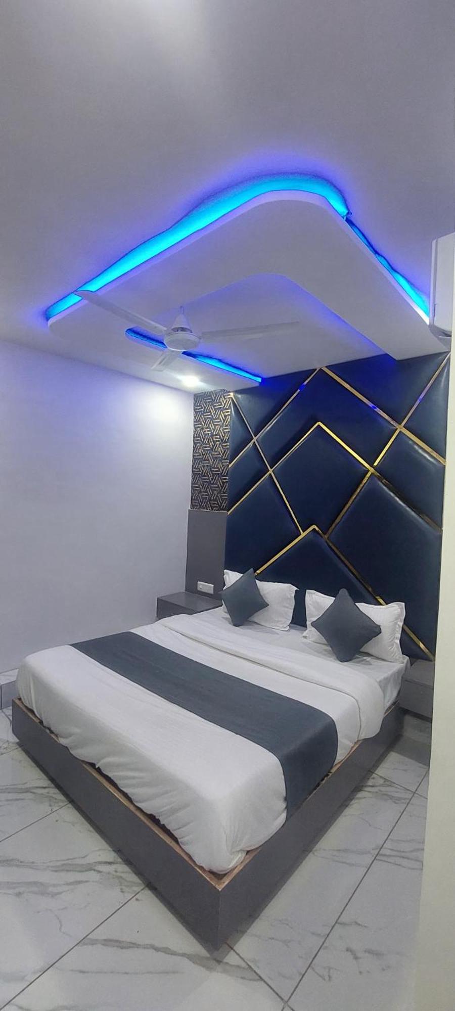 Hotel The Pacific Ahmedabad Airport ภายนอก รูปภาพ
