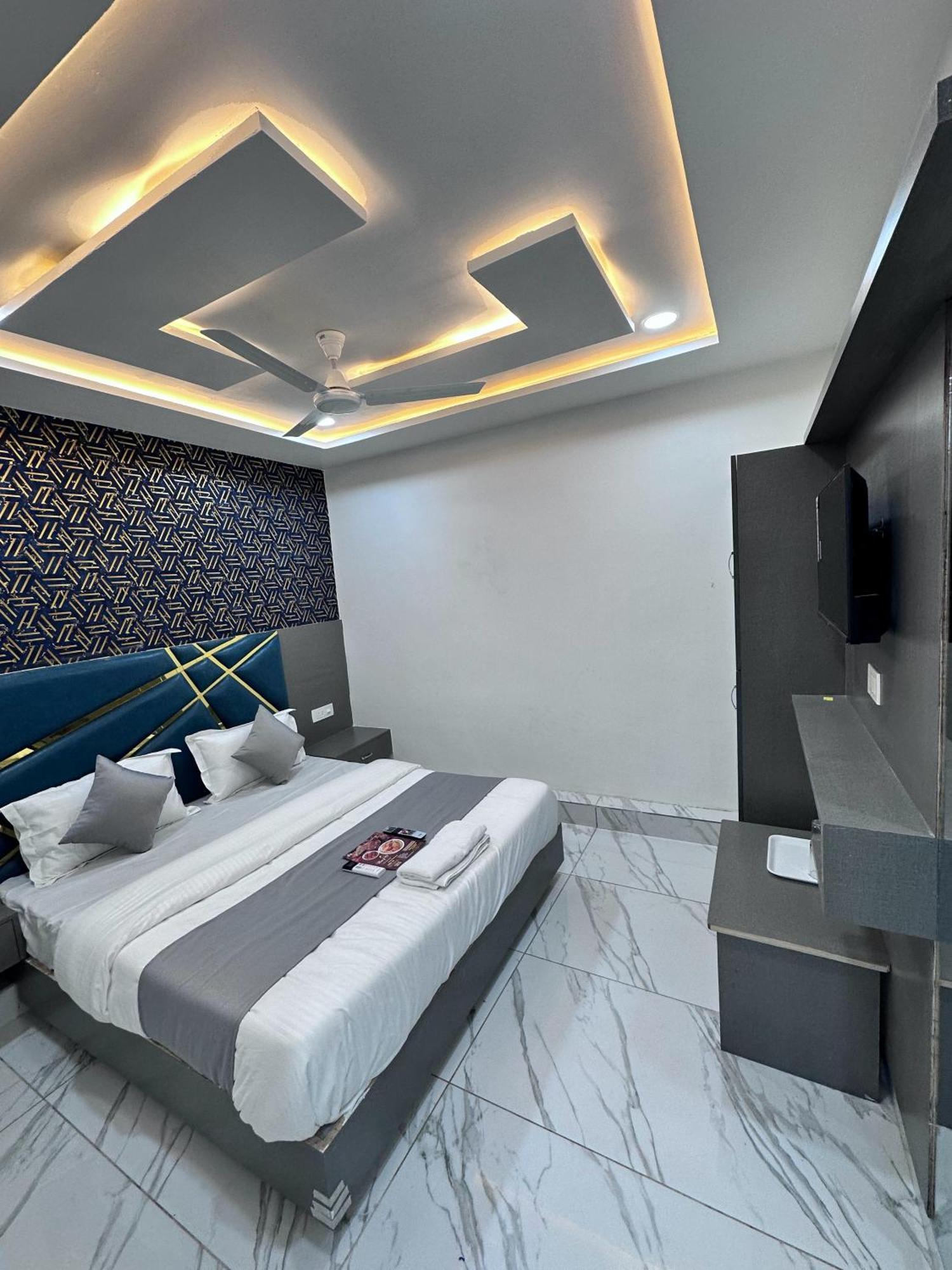 Hotel The Pacific Ahmedabad Airport ภายนอก รูปภาพ